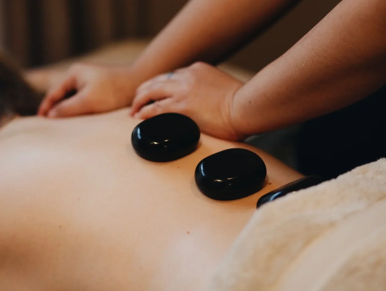 masaz_kamieniami_zblizenie-e1716853300860